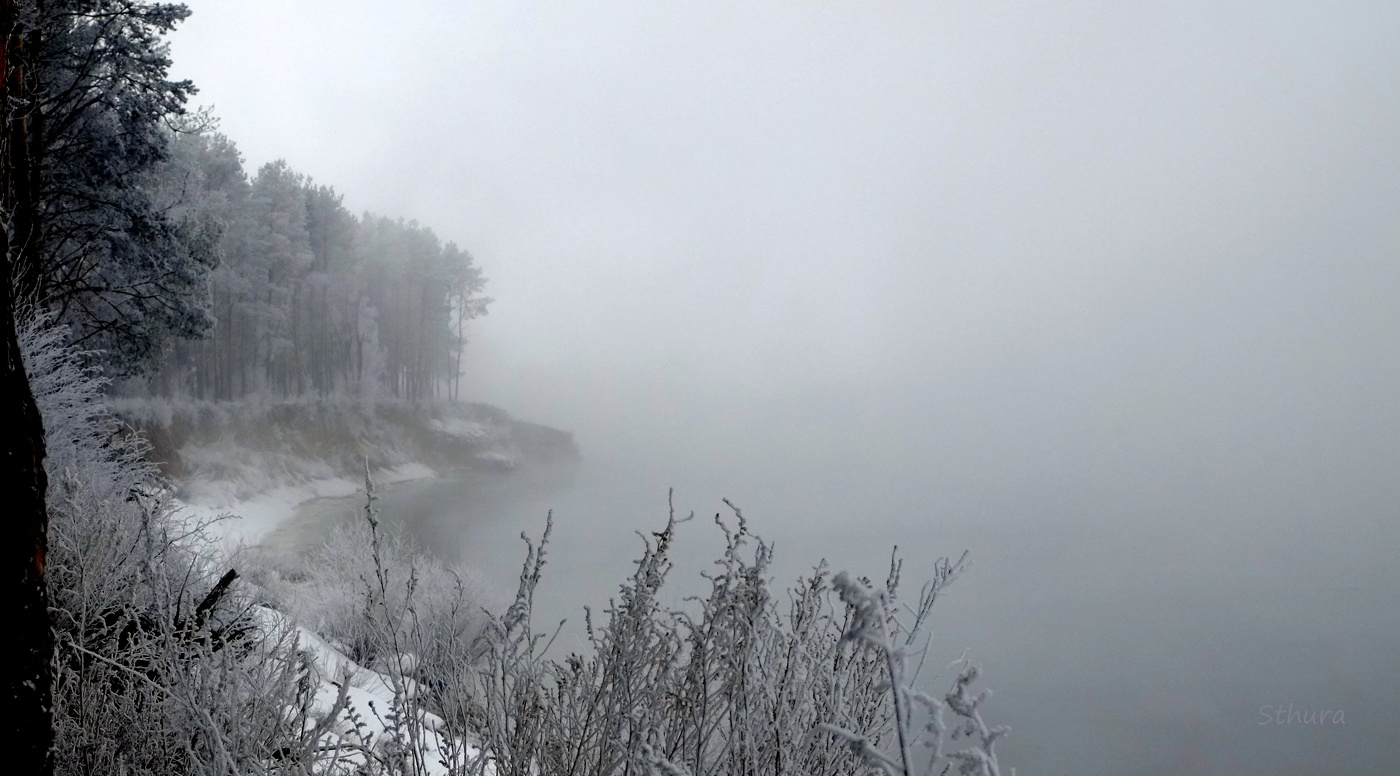 На реке туман.