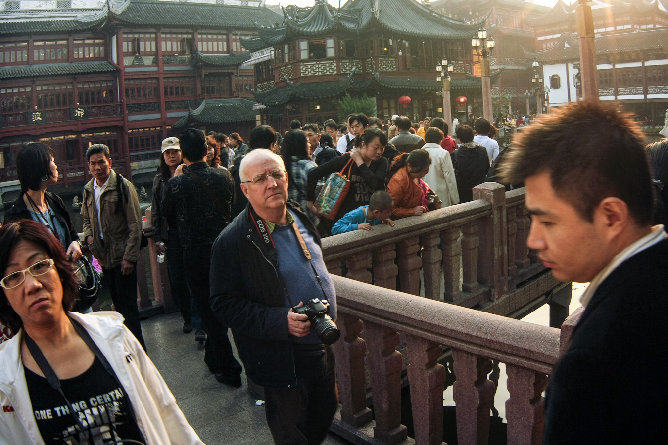 прохожие с легким недоумением глядят на Зенитар-16мм на кропнутой камере