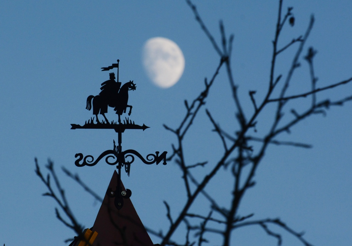 "Скрипел старый флюгер, любимый ветрами, он пел свою песню без слов..."