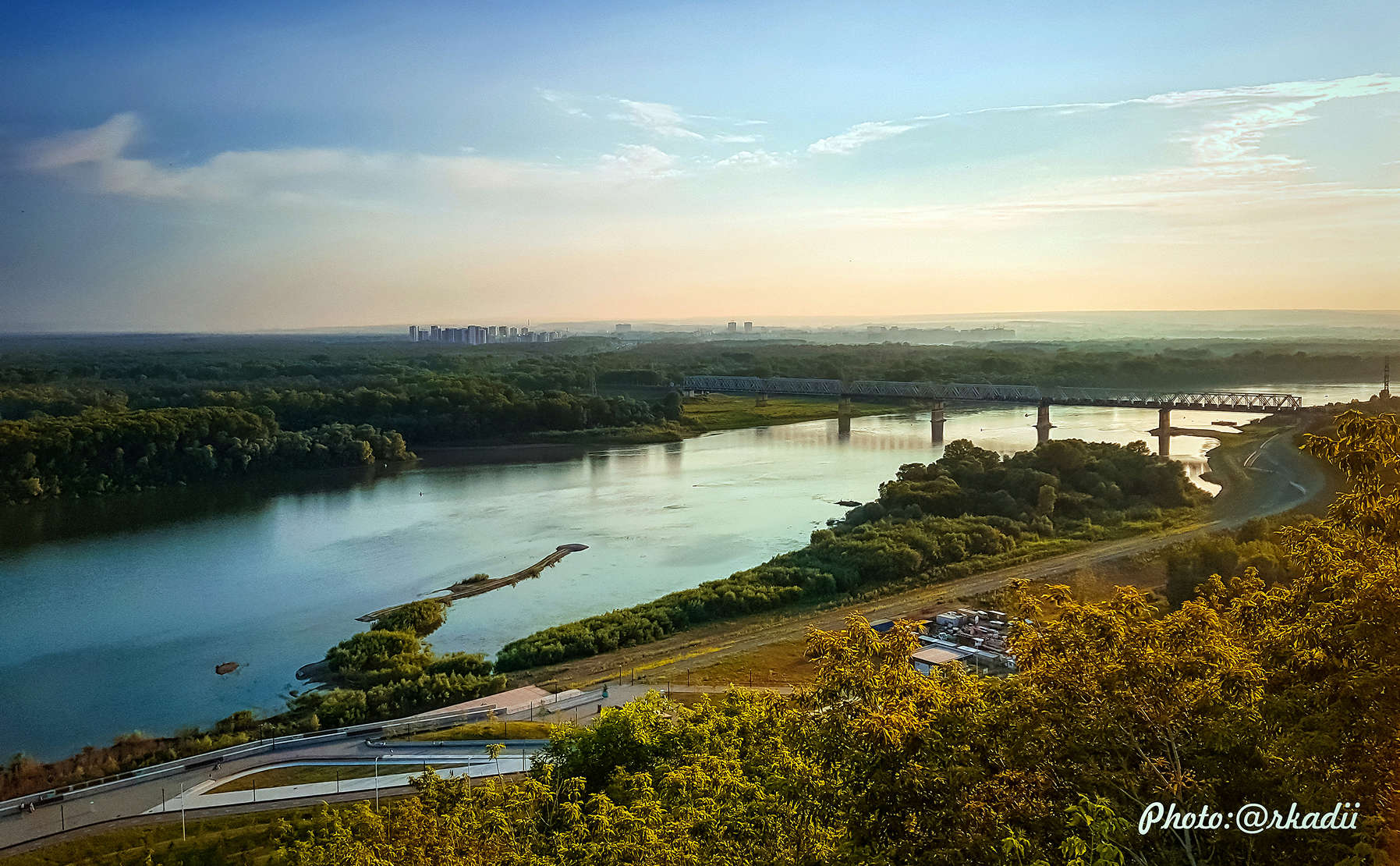 Город мост река и небо.