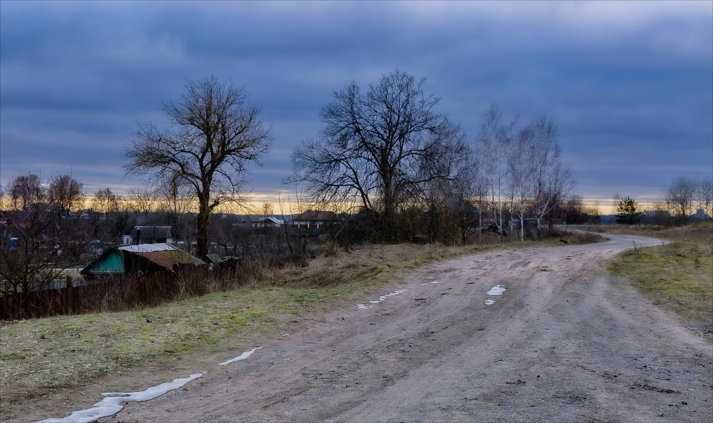 Вечер в деревне, тихо и скучно...