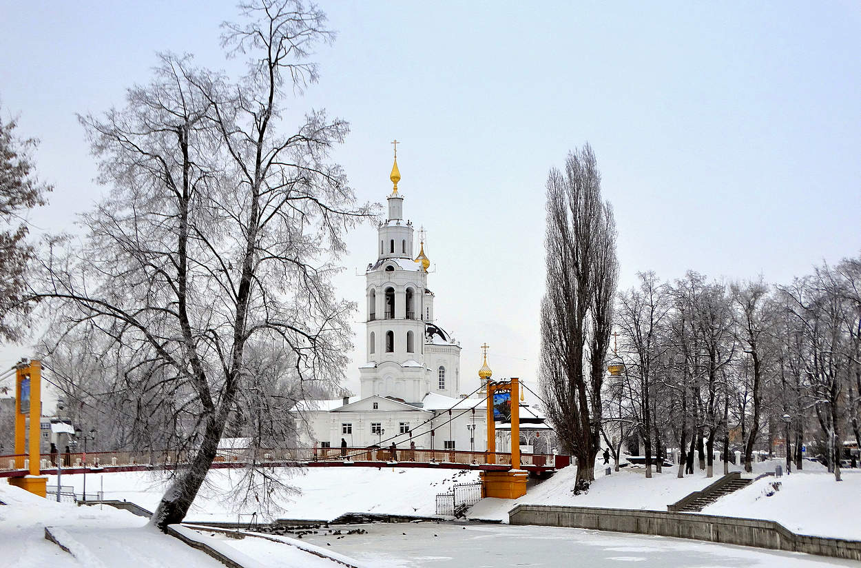 Подвесной мост и Богоявленский собор