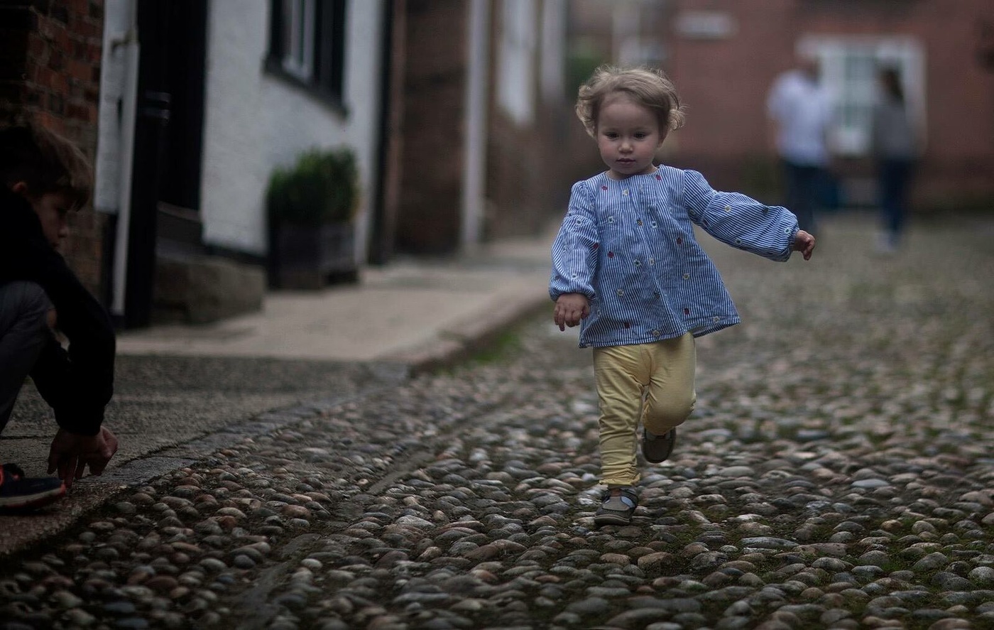 Нужно бежать со всех ног, чтобы только оставаться на месте