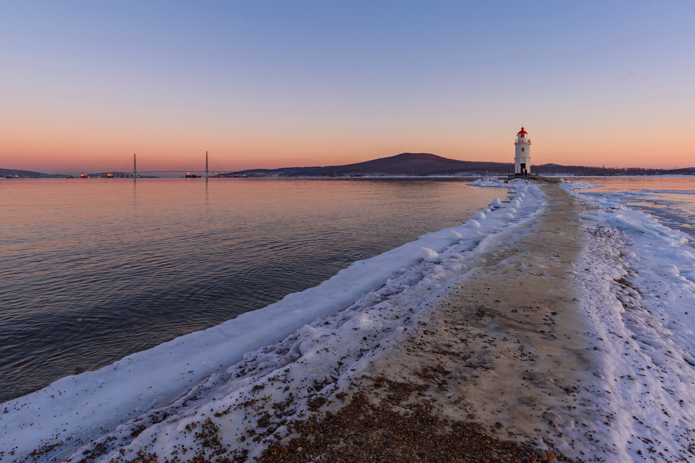 Зимний вечер над проливом