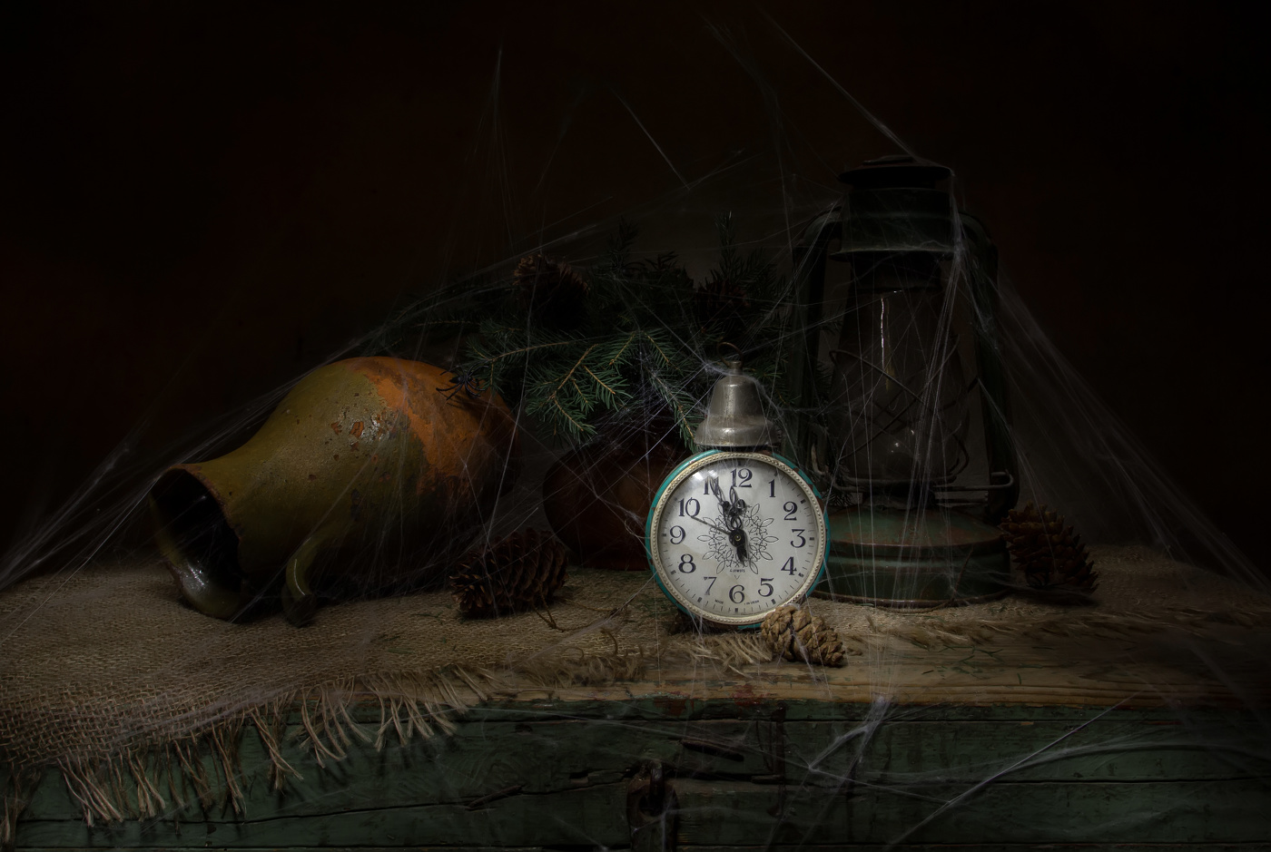 На старом сундуке....