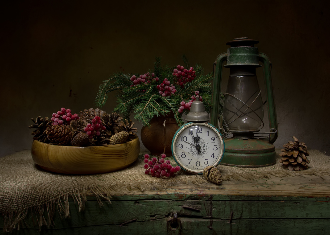 На старом сундуке....