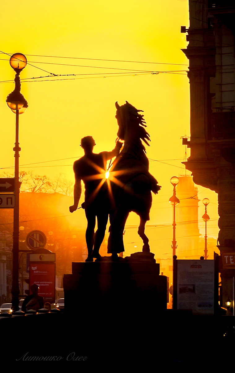 По Невскому коня водили...