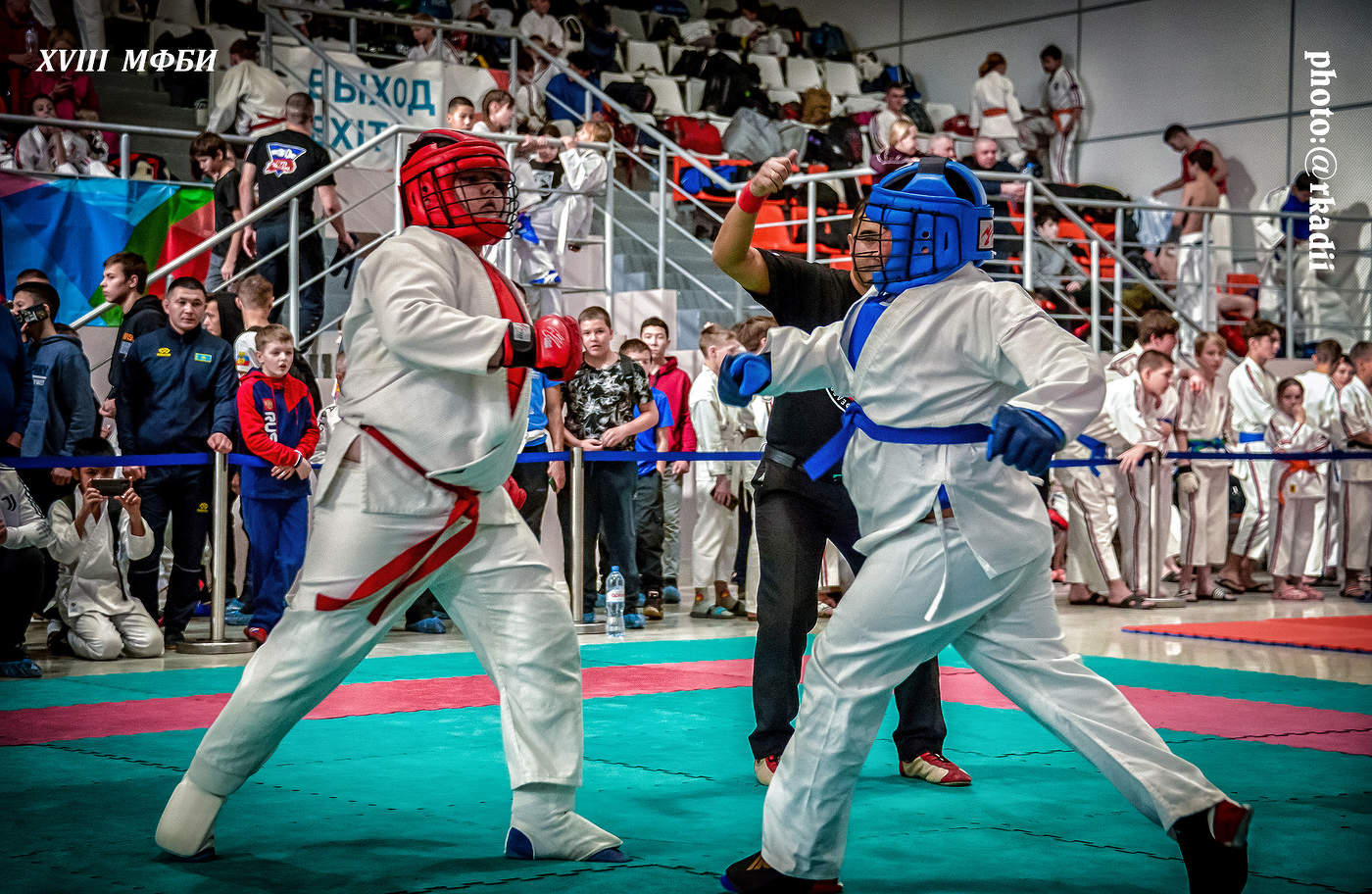 На встречных курсах.