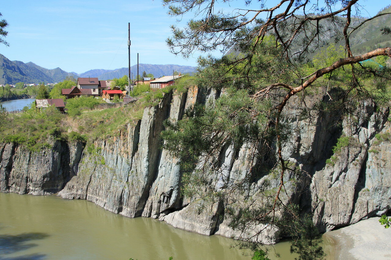 На высоком берегу, на крутом…