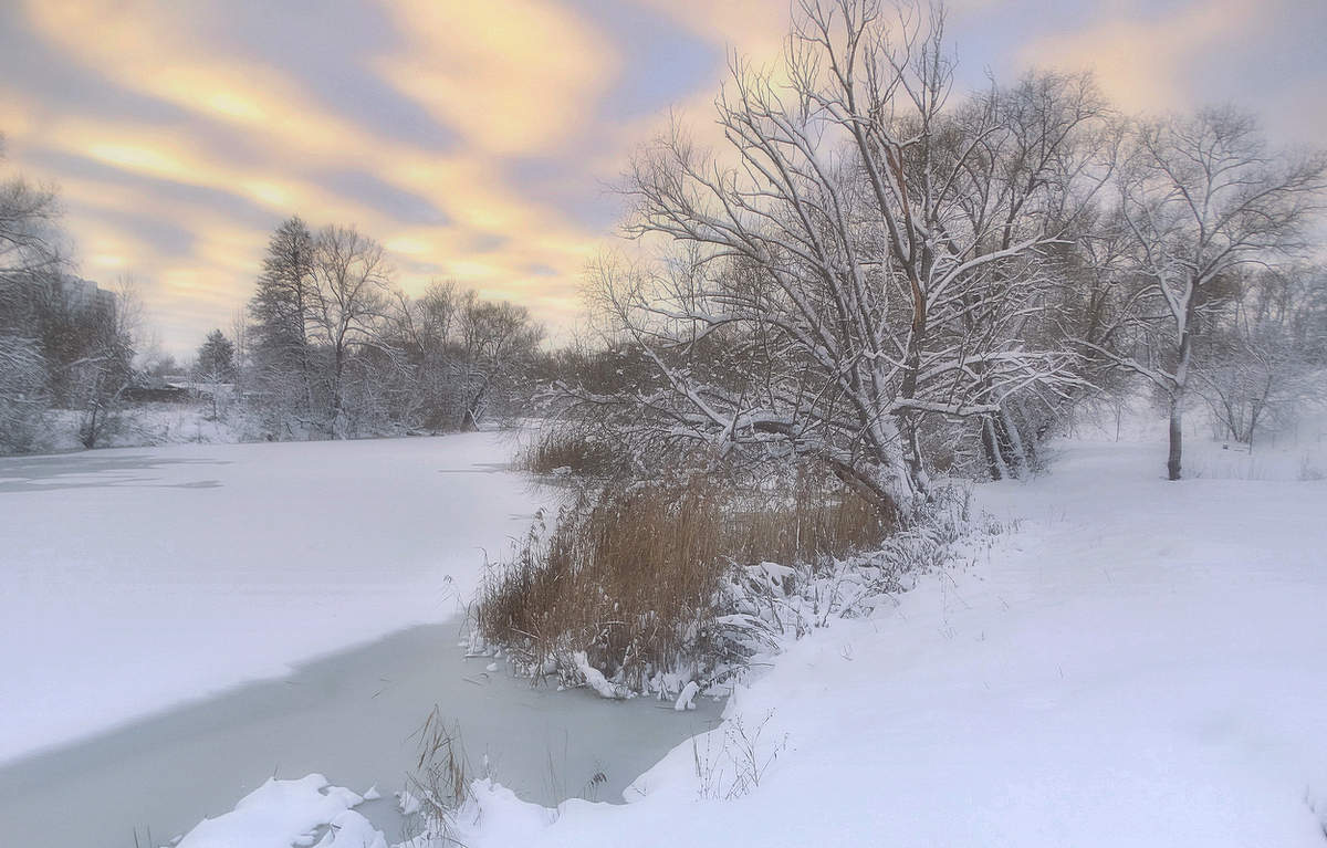 Небеса осветились волнами солнечного света