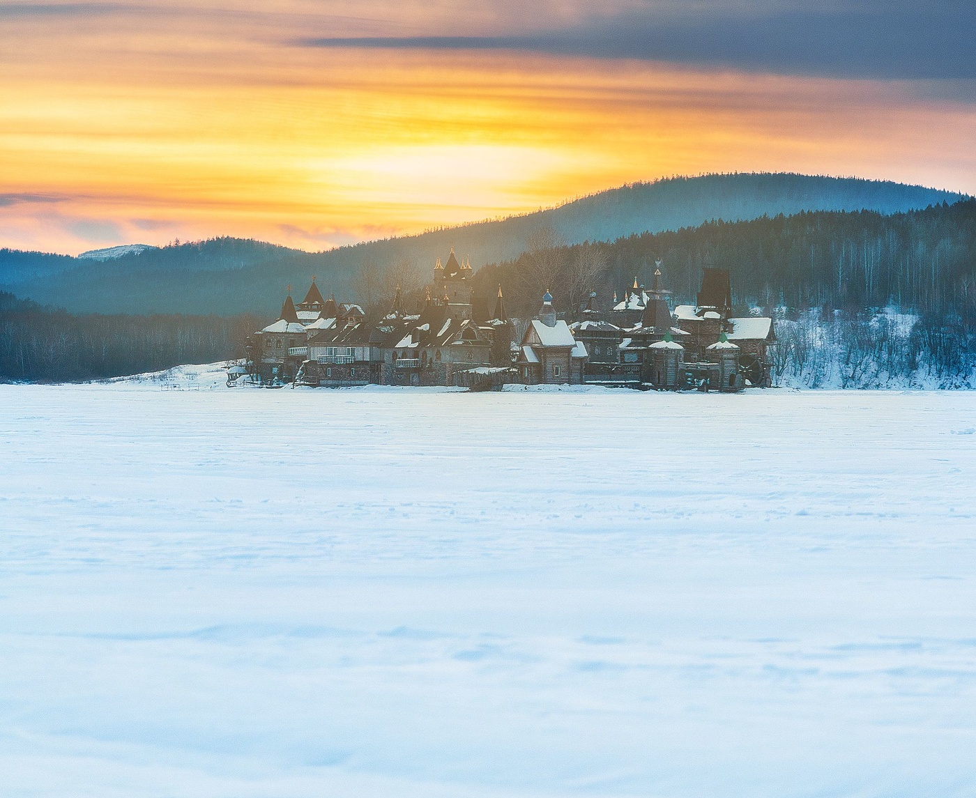 Остров в закатных лучах