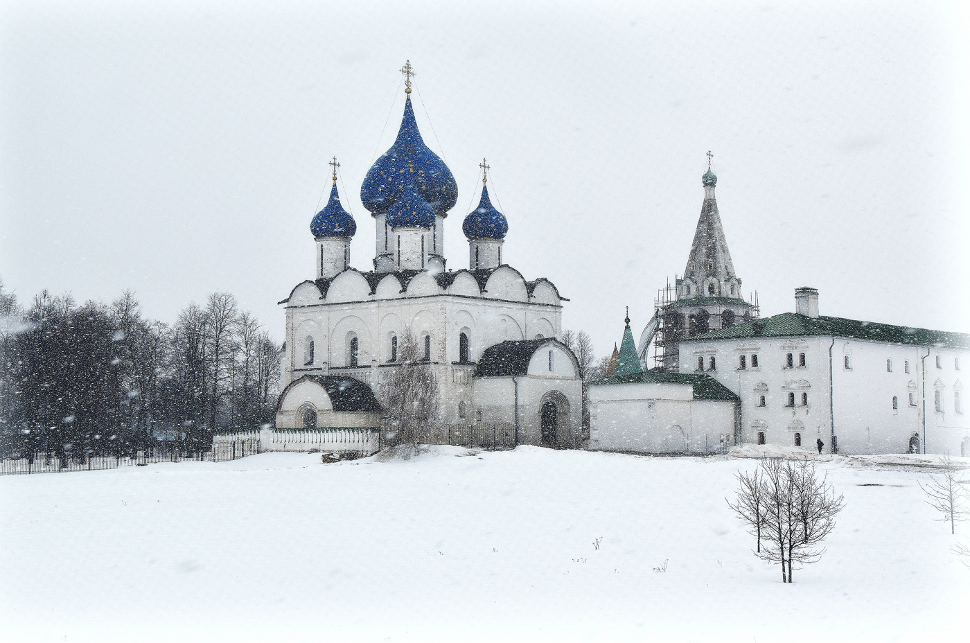 А снег не падал… Он парил!