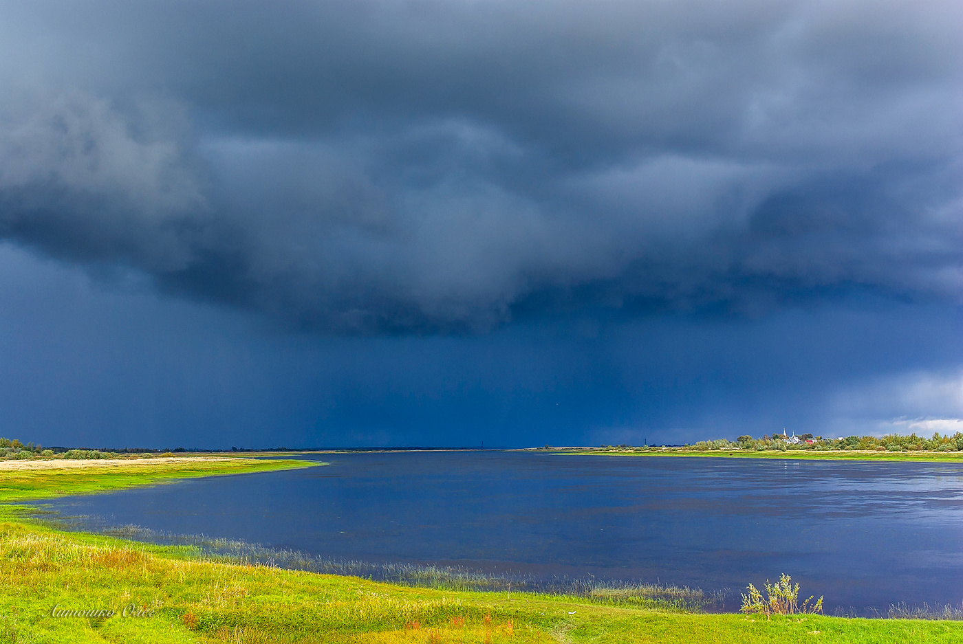 Градовые тучи над рекой Веряжей.