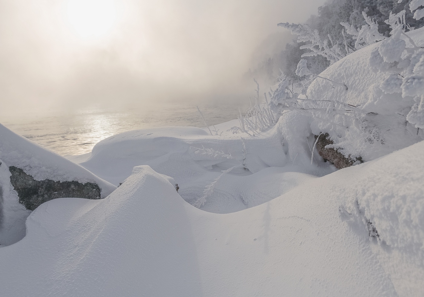 Берег морозной реки