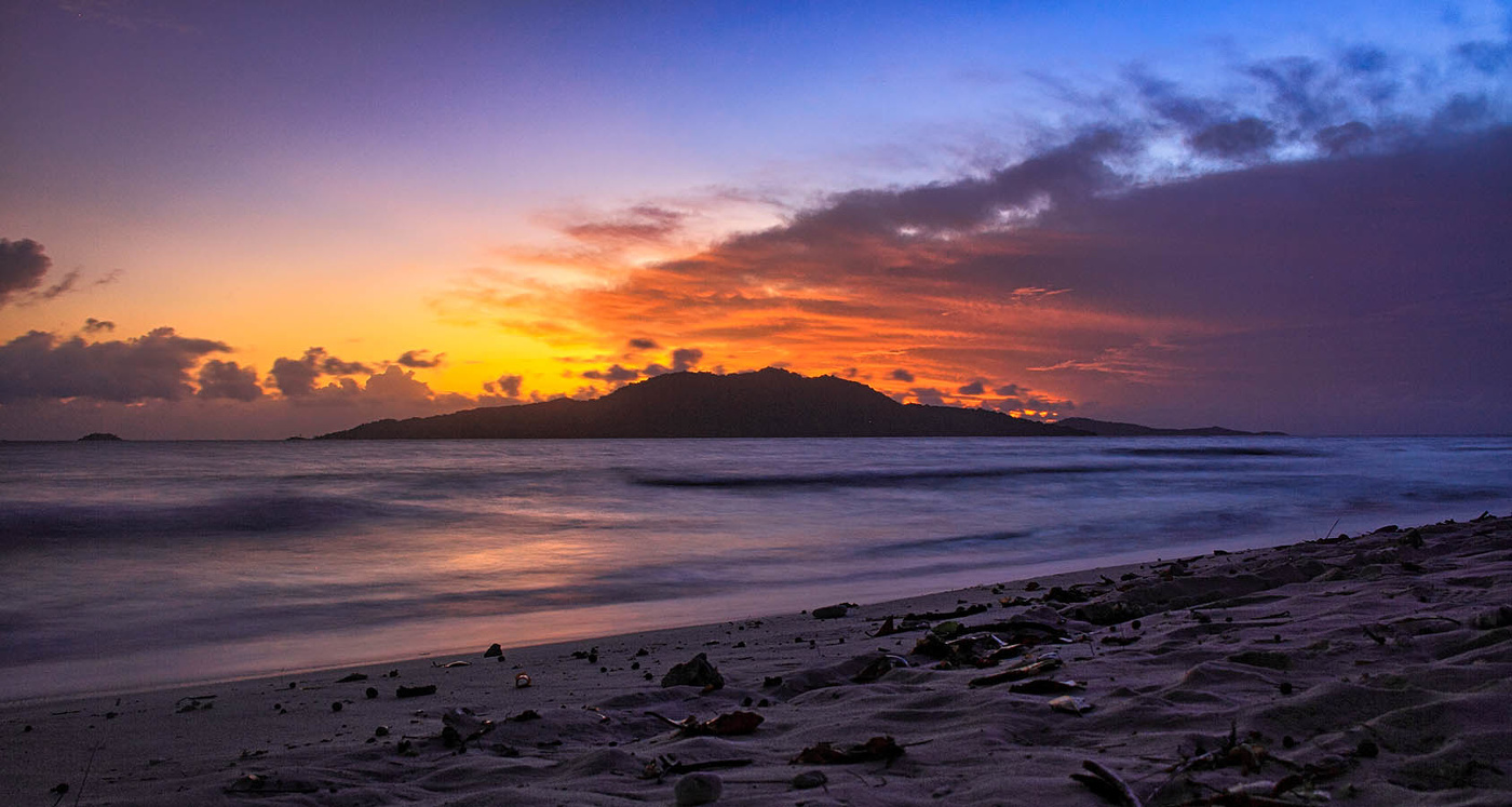 Рассвет на острове Ла Диг