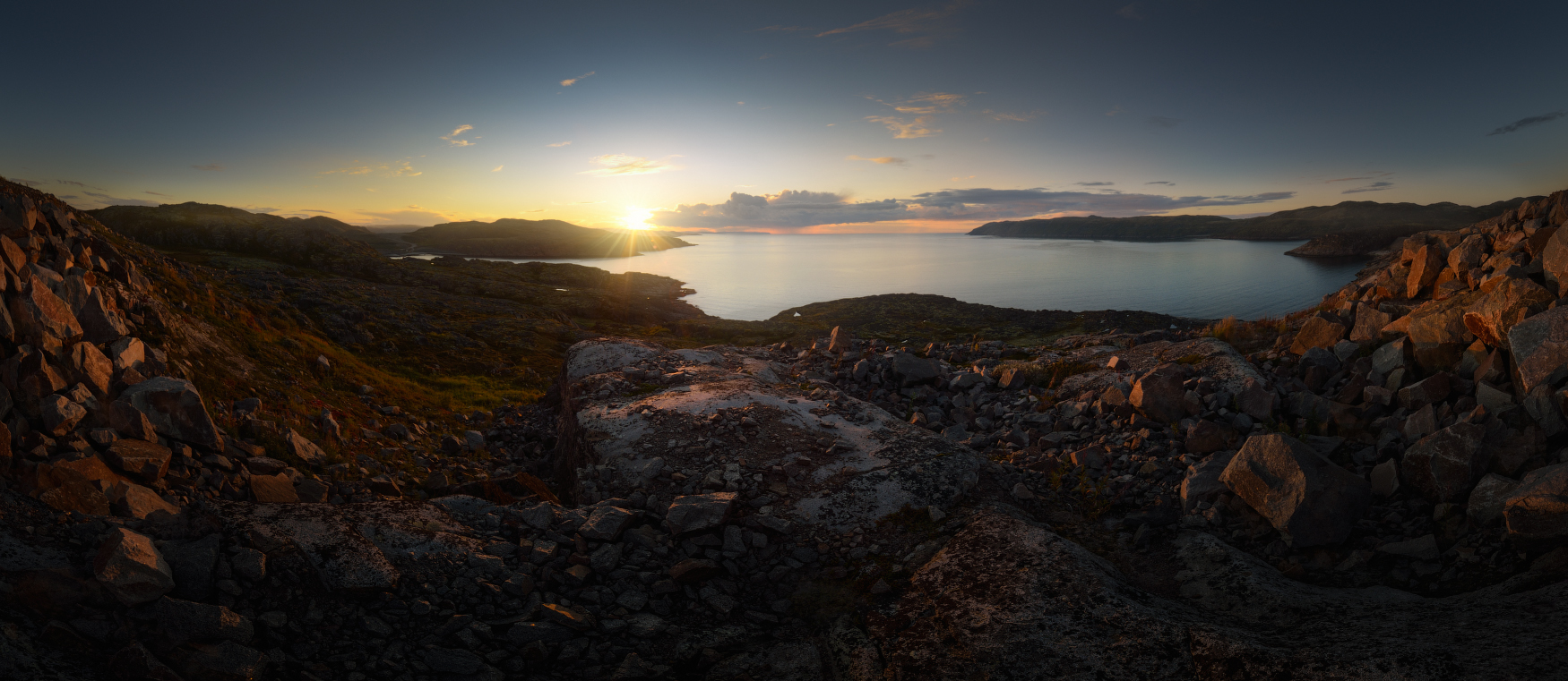 Солнце уходило в арктический закат