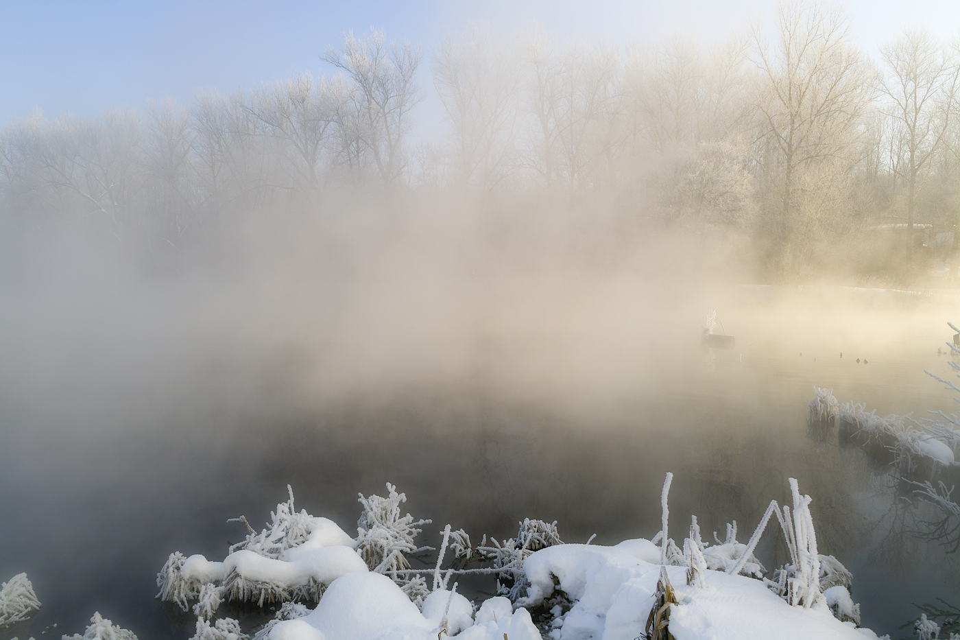 Стелится туман над рекой