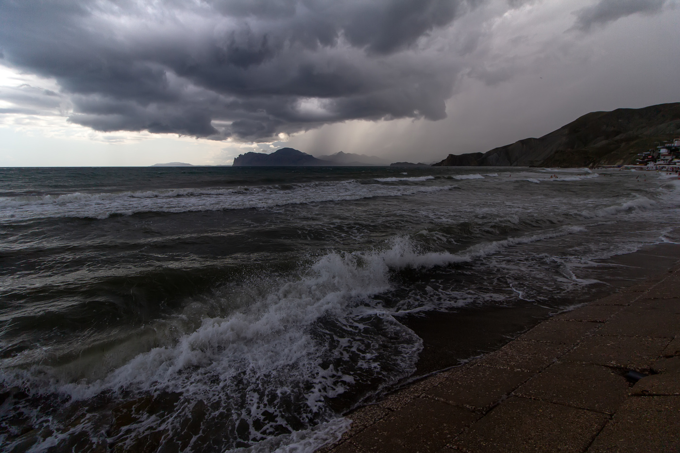 Надвигается...