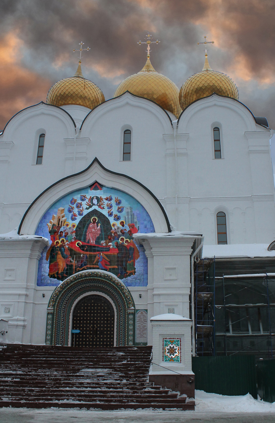 Красочный фрагмент храма