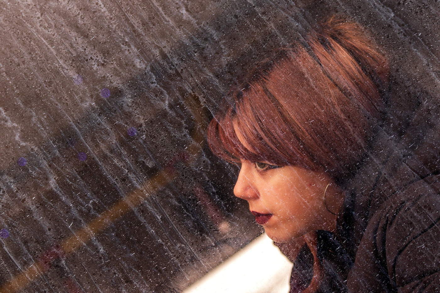 За грязным окном автобуса.