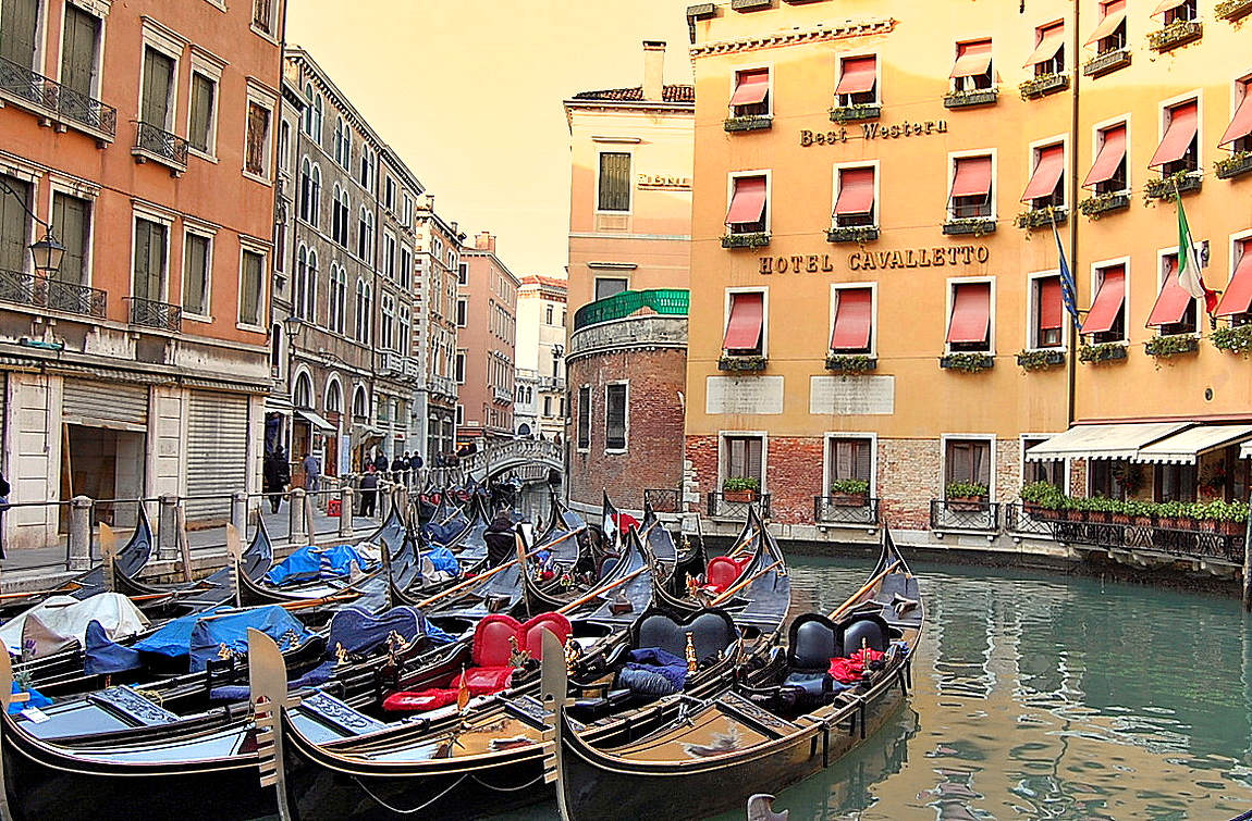 Гондолы-такси возле отеля