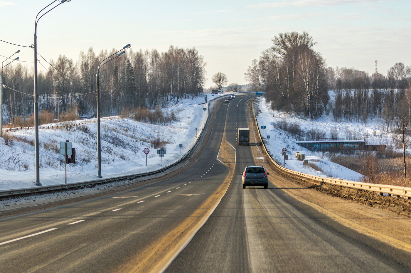 А дорога серою лентою вьётся ...