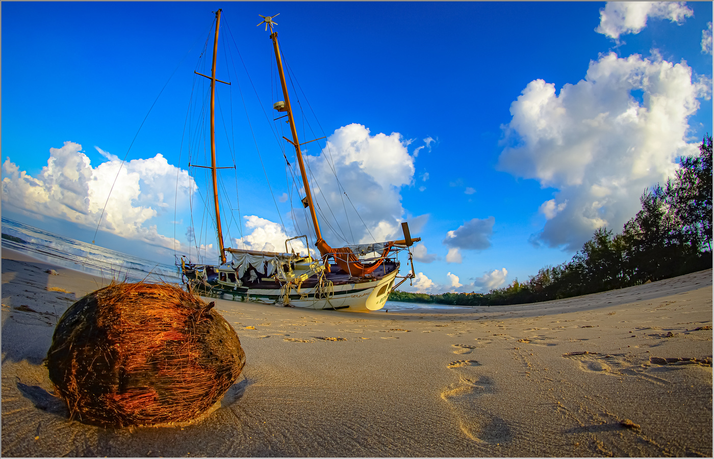 Море, яхта и кокос