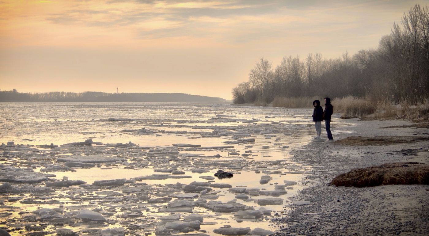 Уходят дни , бегут года и лед на речке не всегда ...