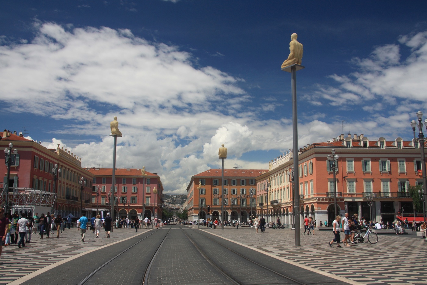 Полдень в большом городе...