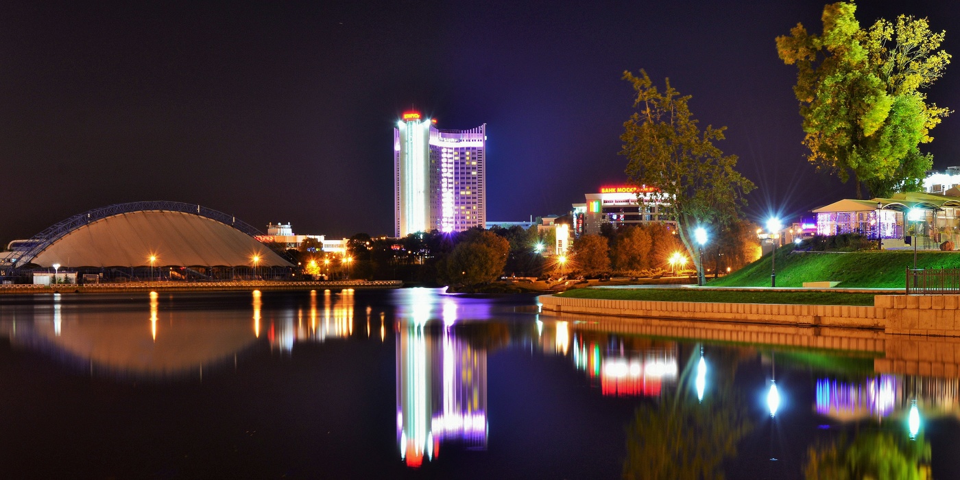 "Без приглашения и стука хозяйкой в город ночь вошла..."