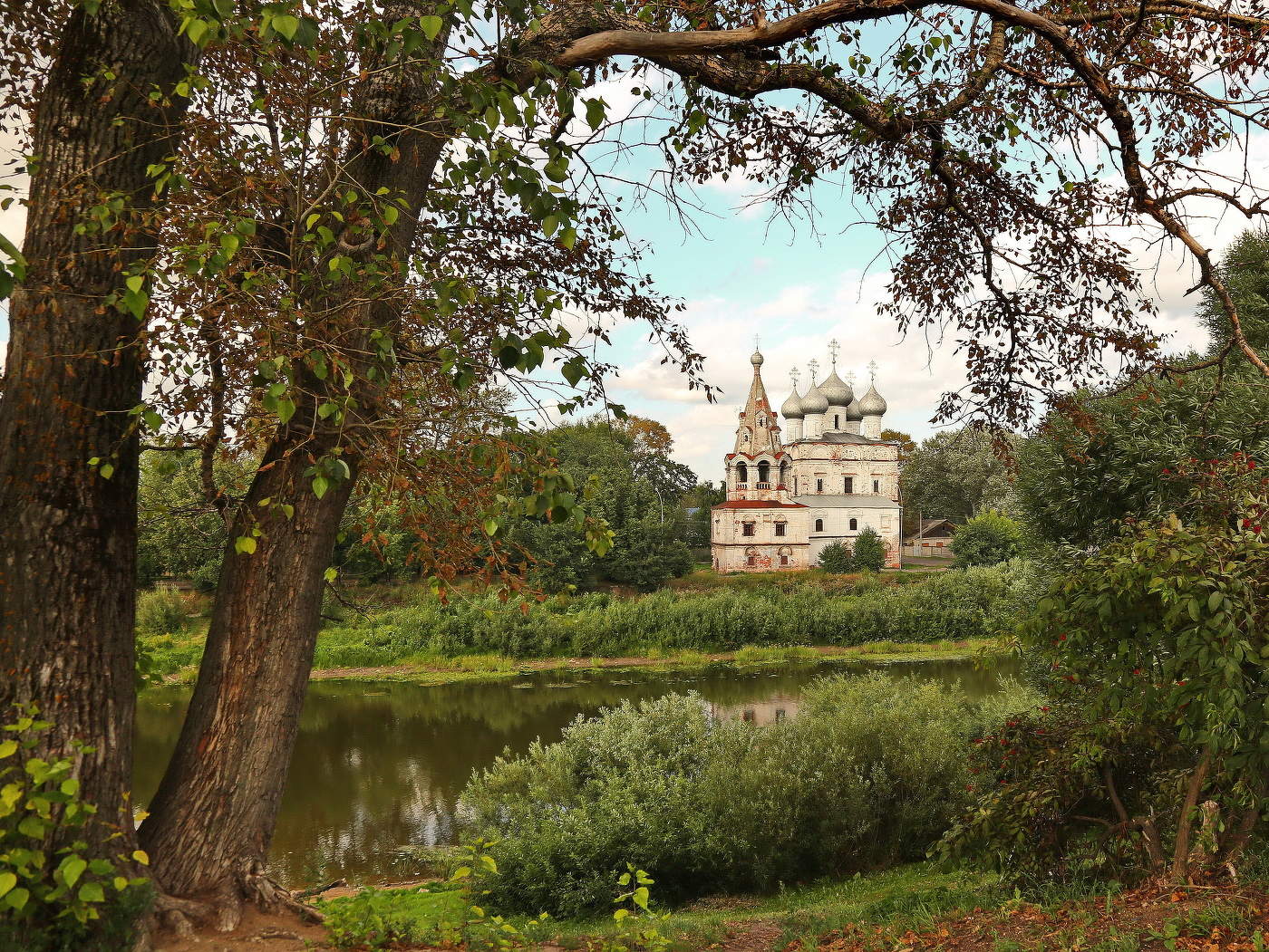 На берегу реки Вологды