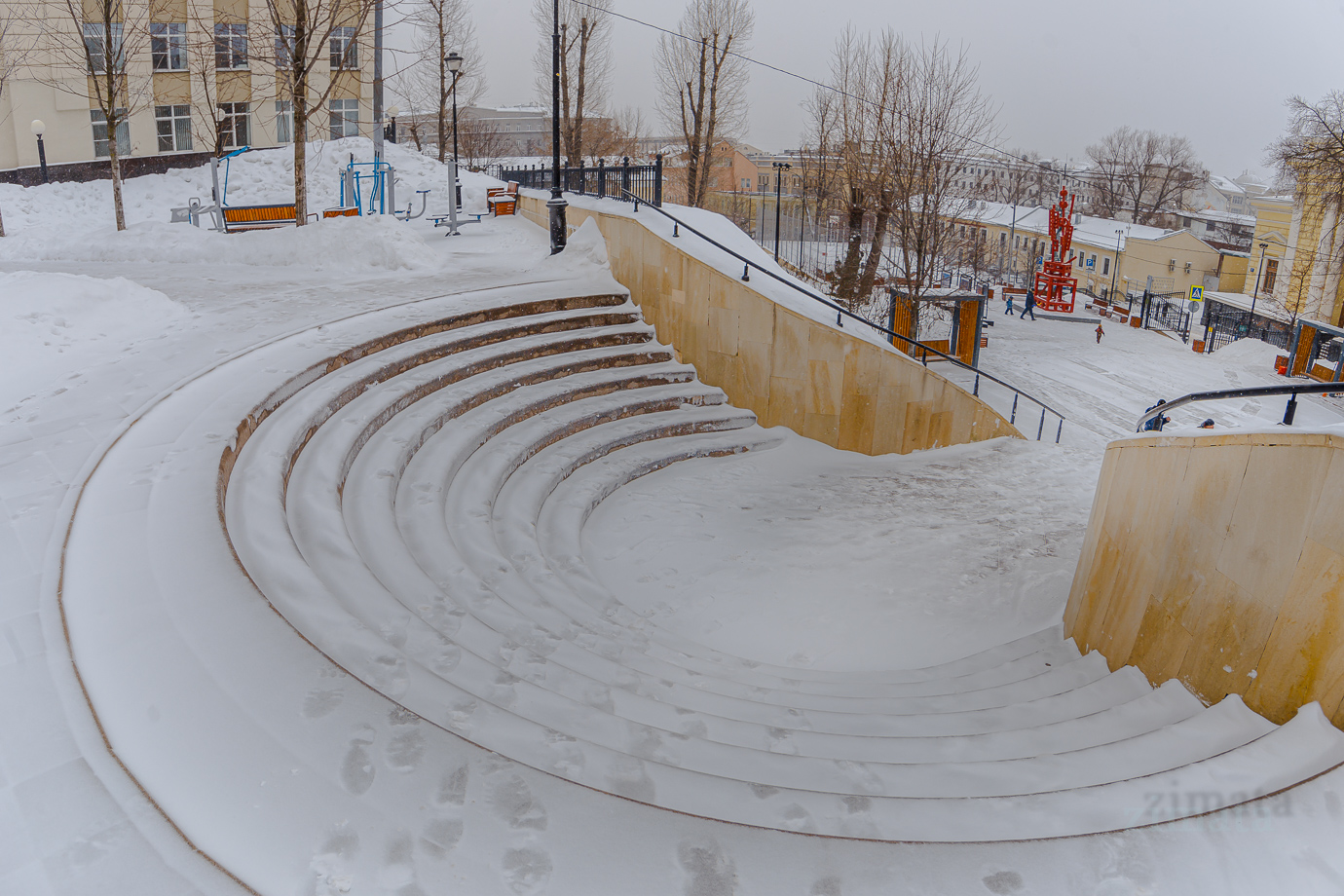 лестница в снегу