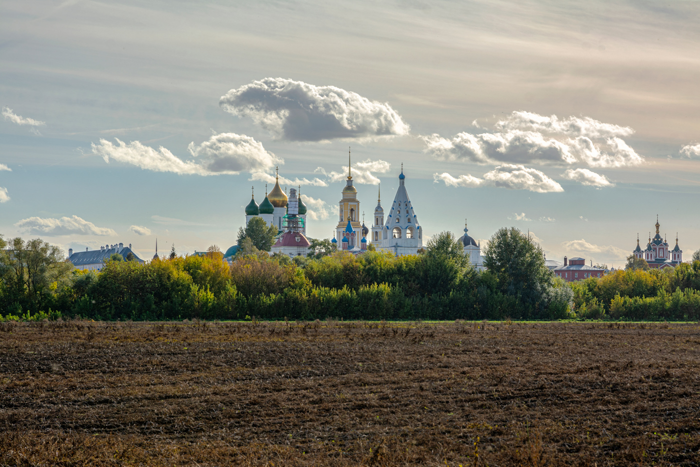 Под небом голубым есть город золотой...