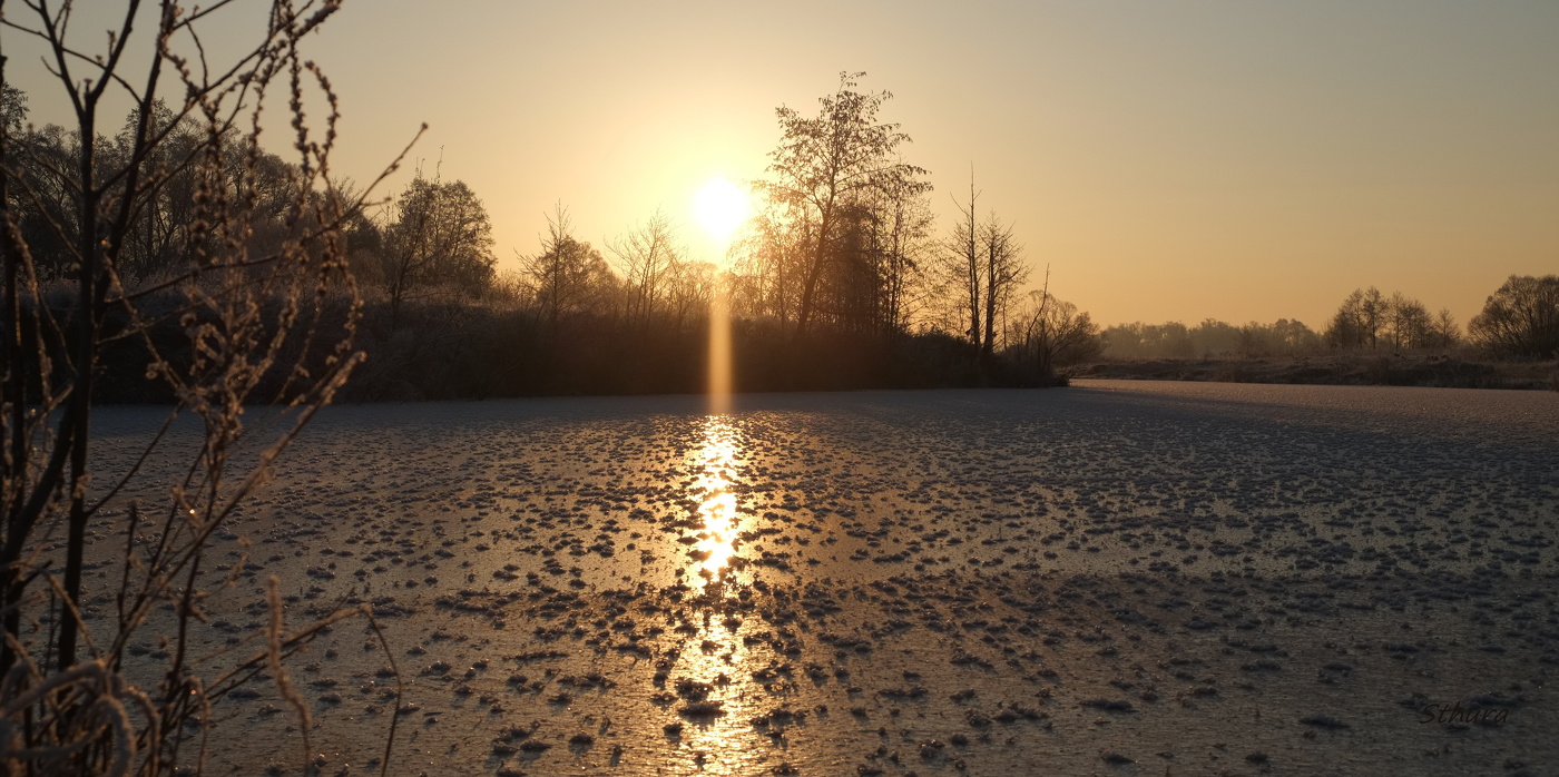 На озере лёд.
