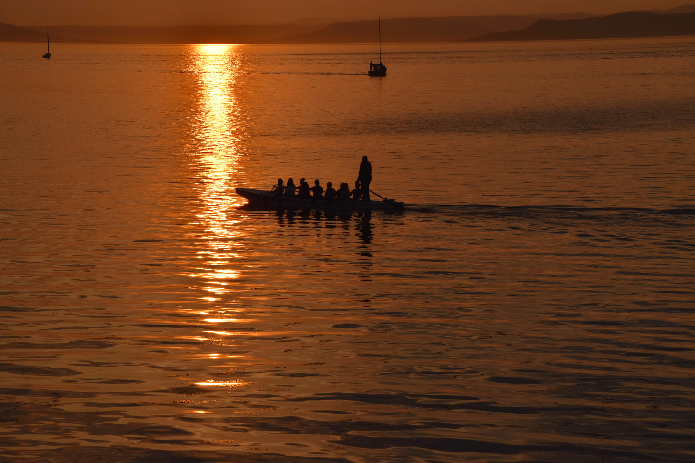 За уходящим солнцем вслед
