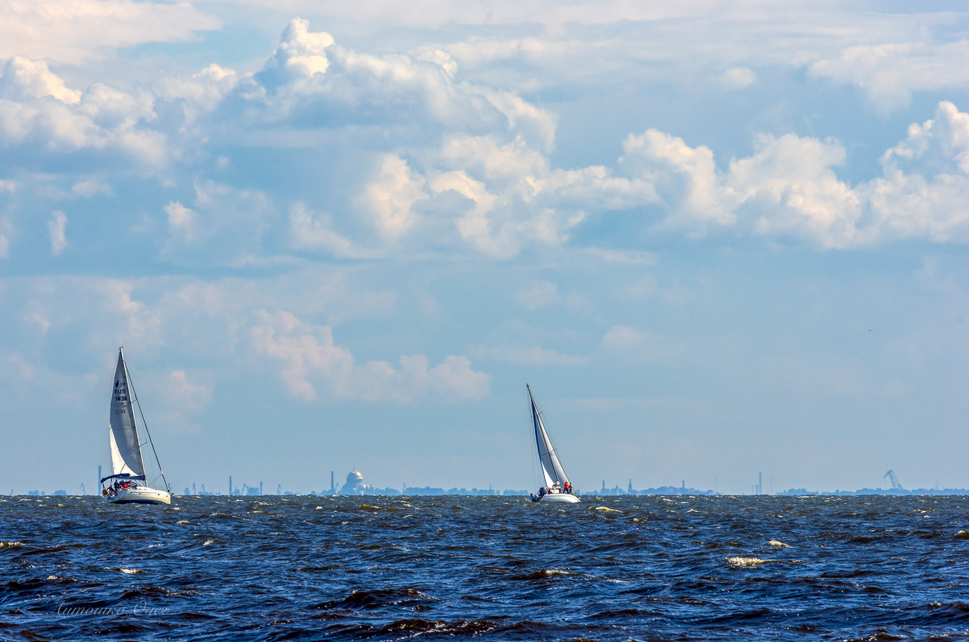Финский залив. Яхты на фоне Кронштадта.