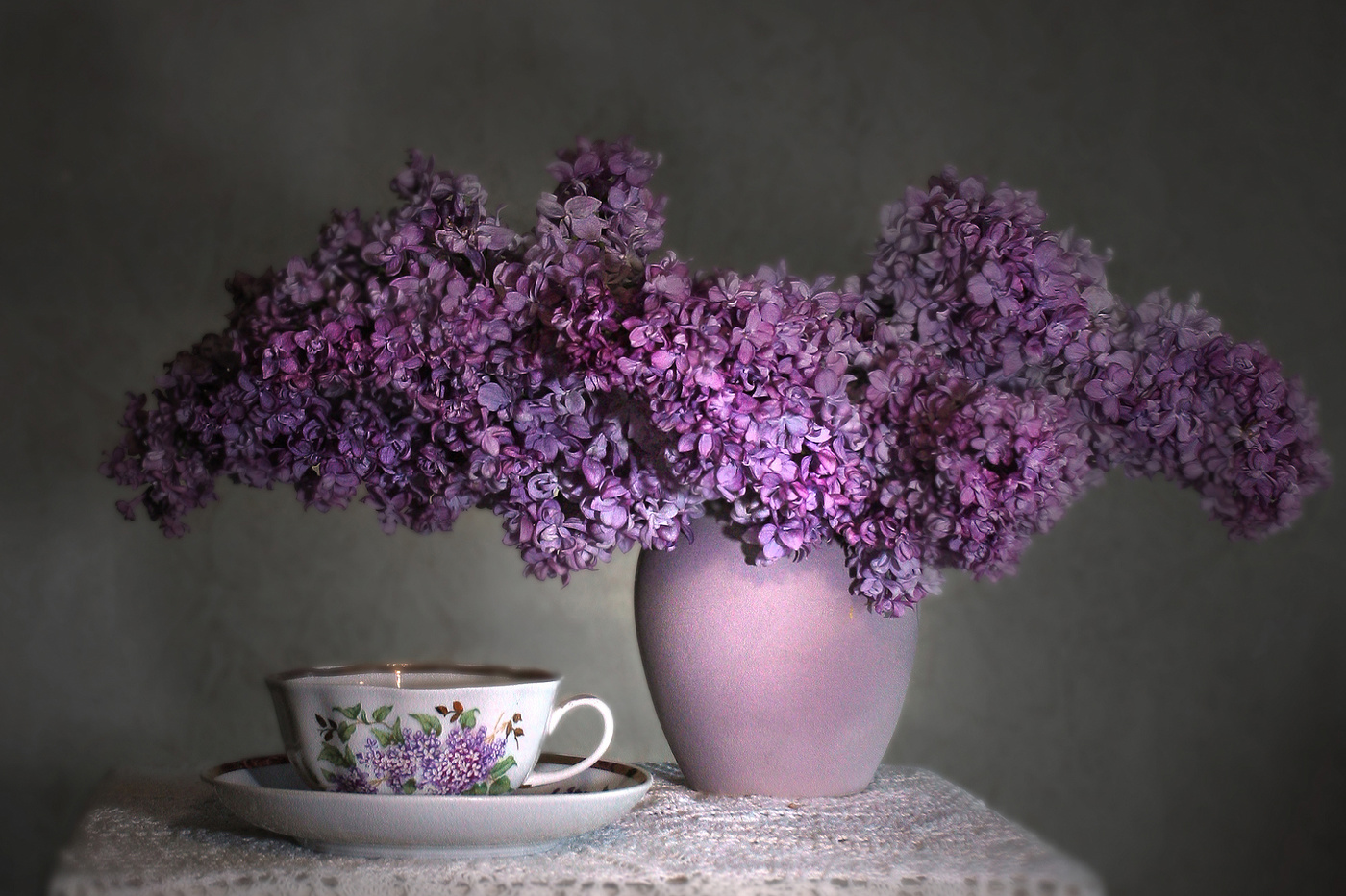 Натюрморт с сиренью