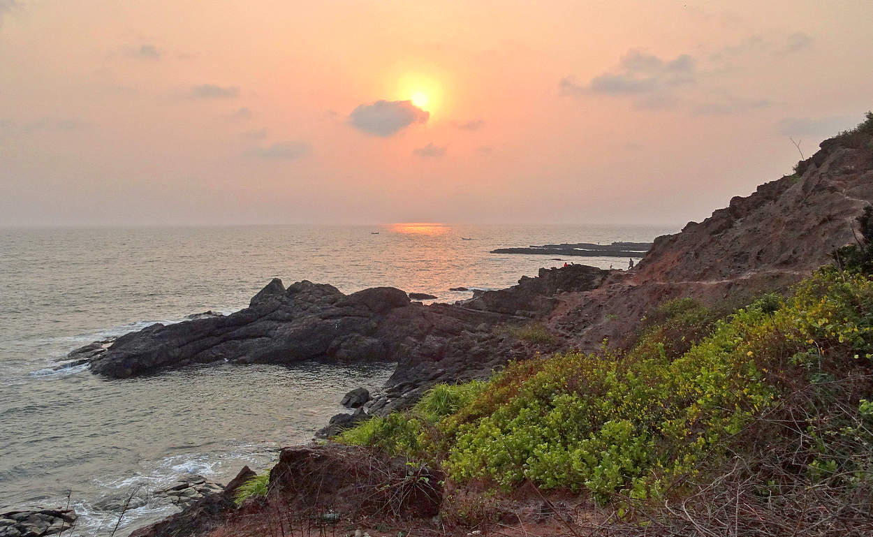 Морской прибой с вечерним солнцем