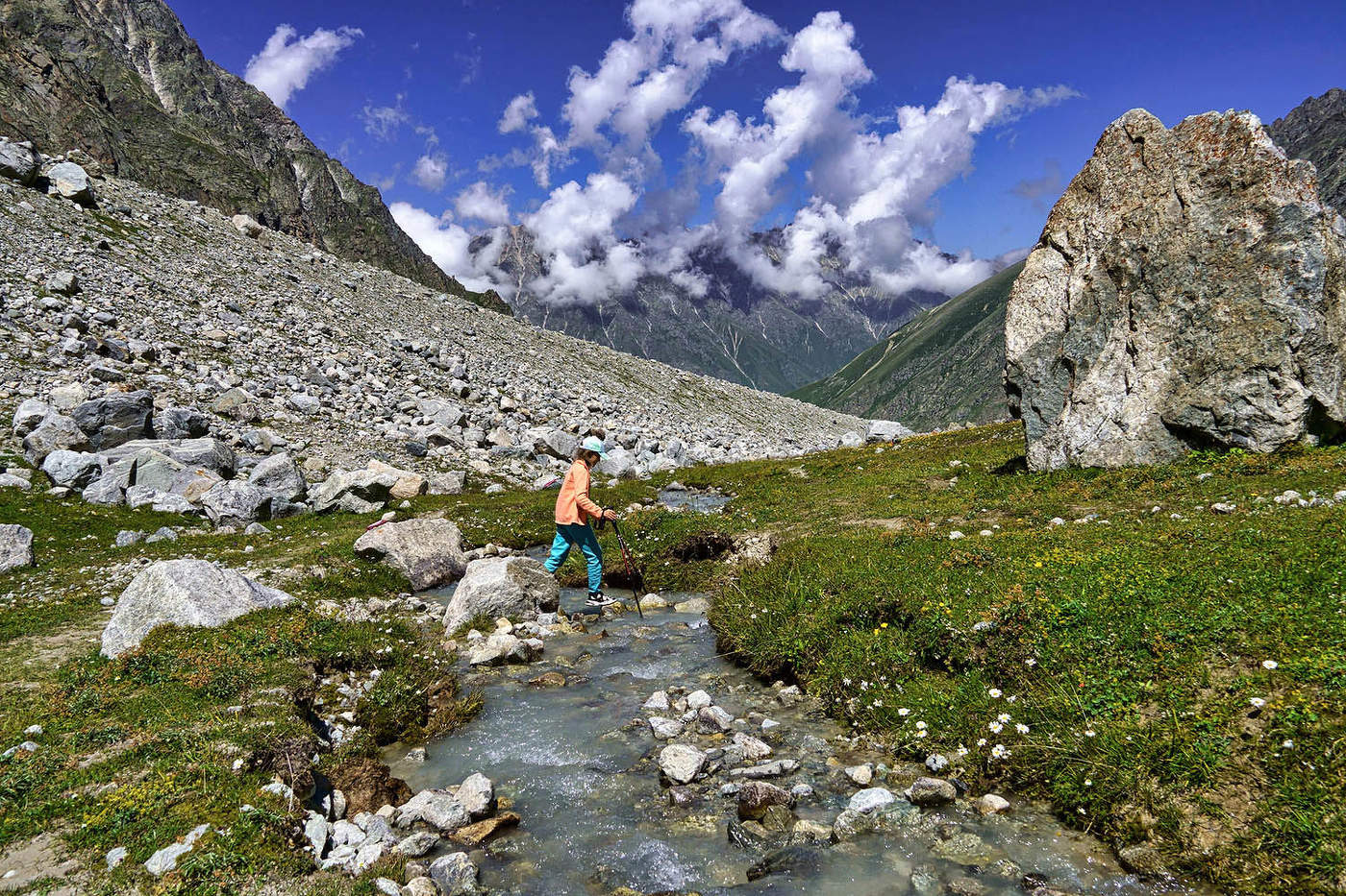 "Летящей походкой.."