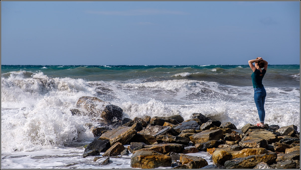 Девушка и море.