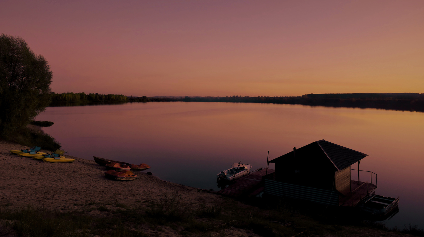 На фоне алого заката