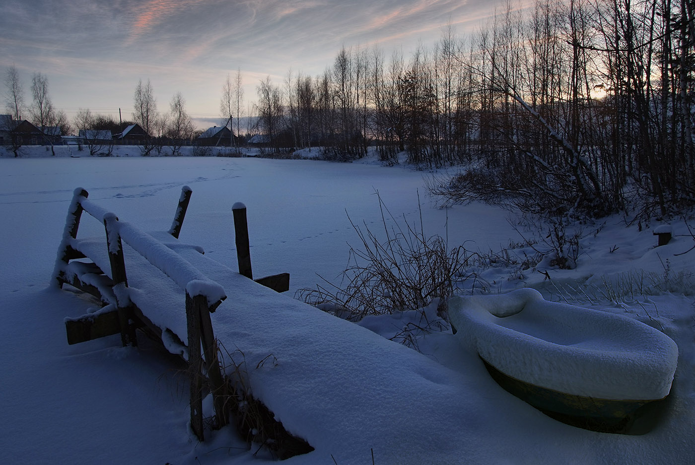 Зимний вечер в пригороде.