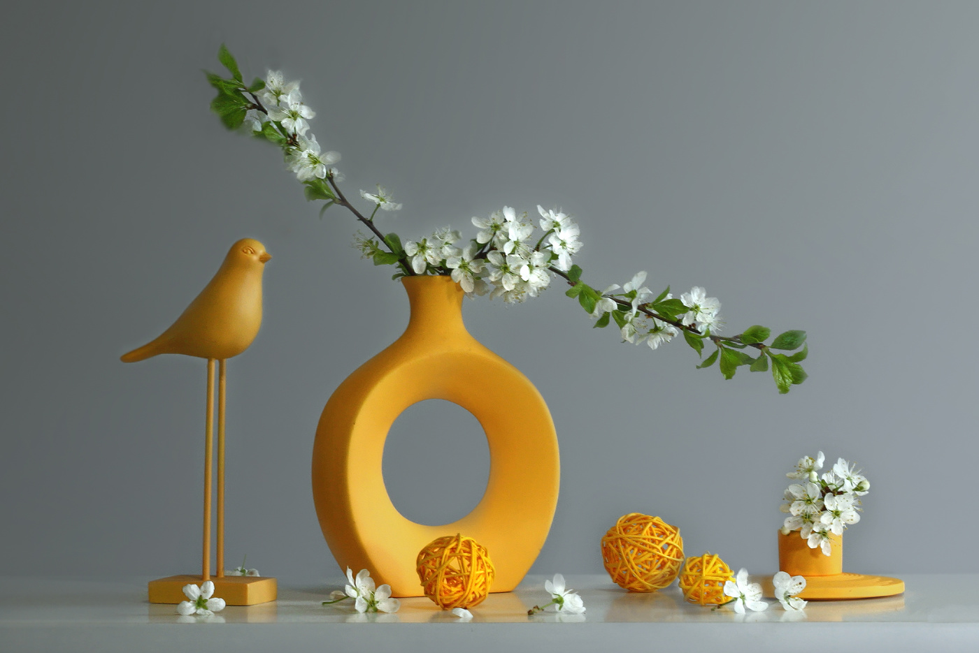 Натюрморт с жёлтой птичкой