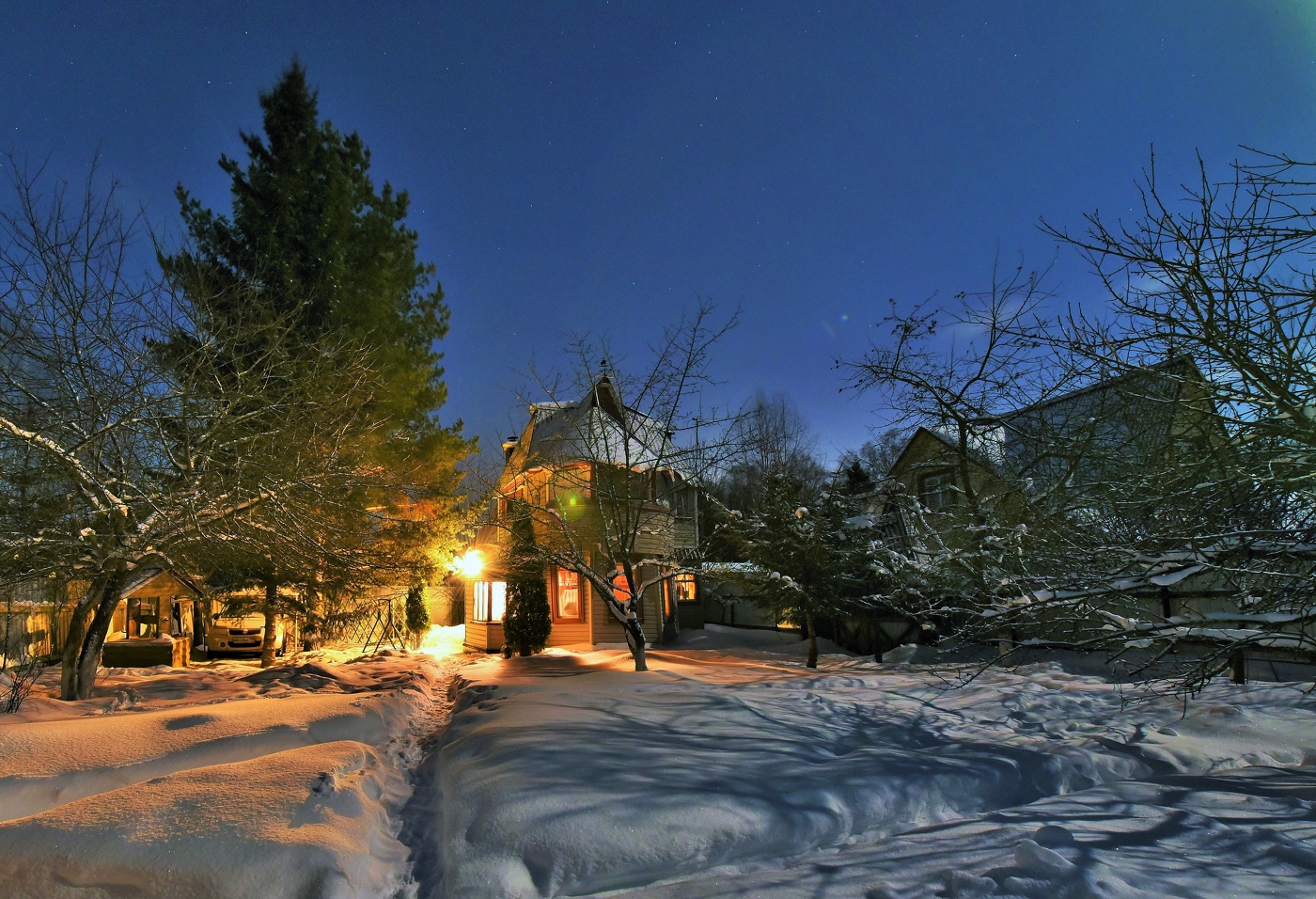 "В лунном сиянье снег серебрится ..."