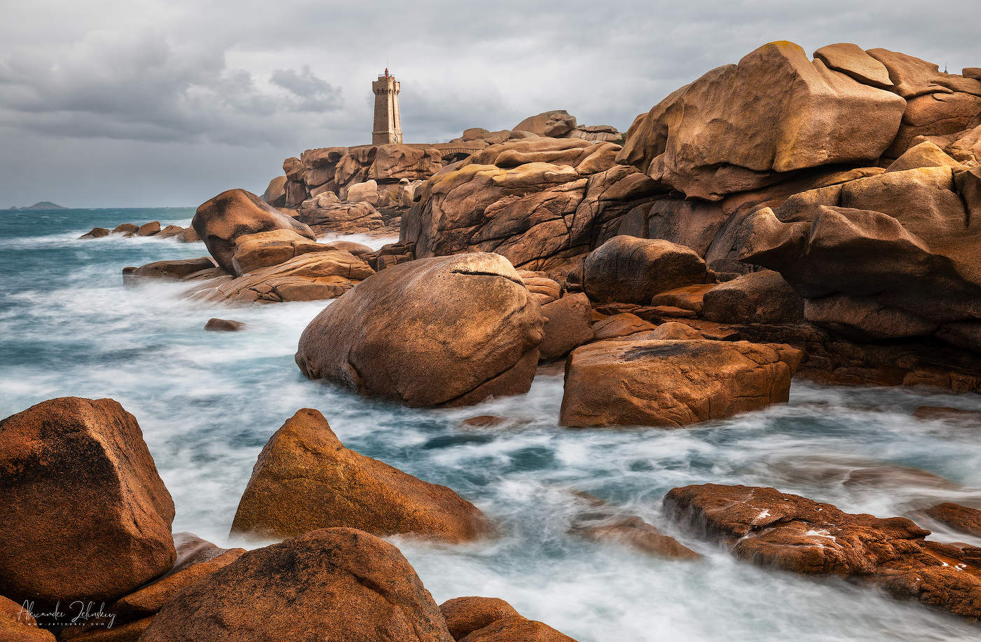 Розовые скалы Бретани