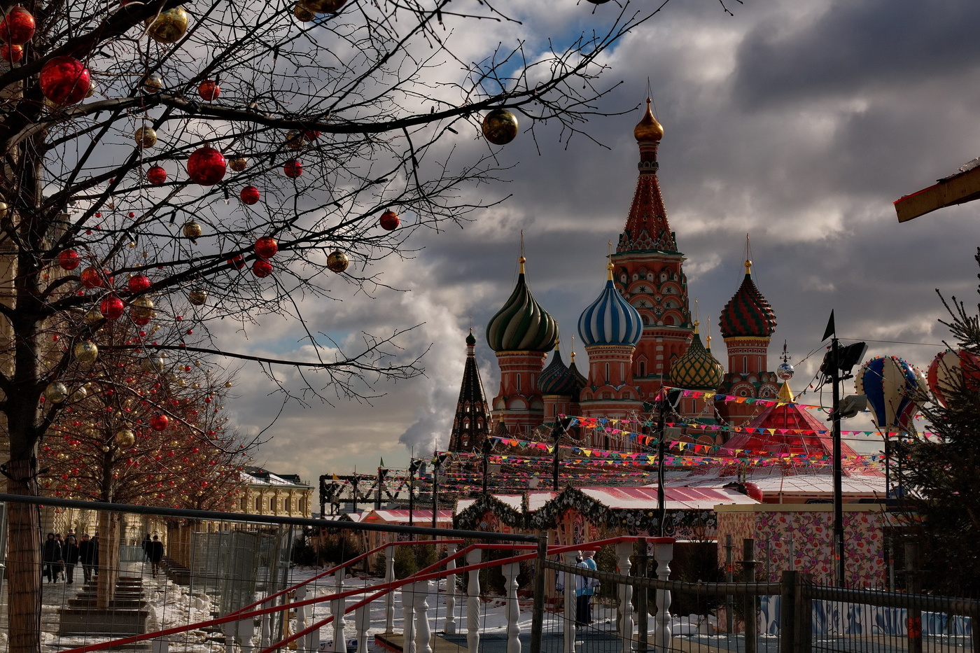 **Праздничная площадь.*