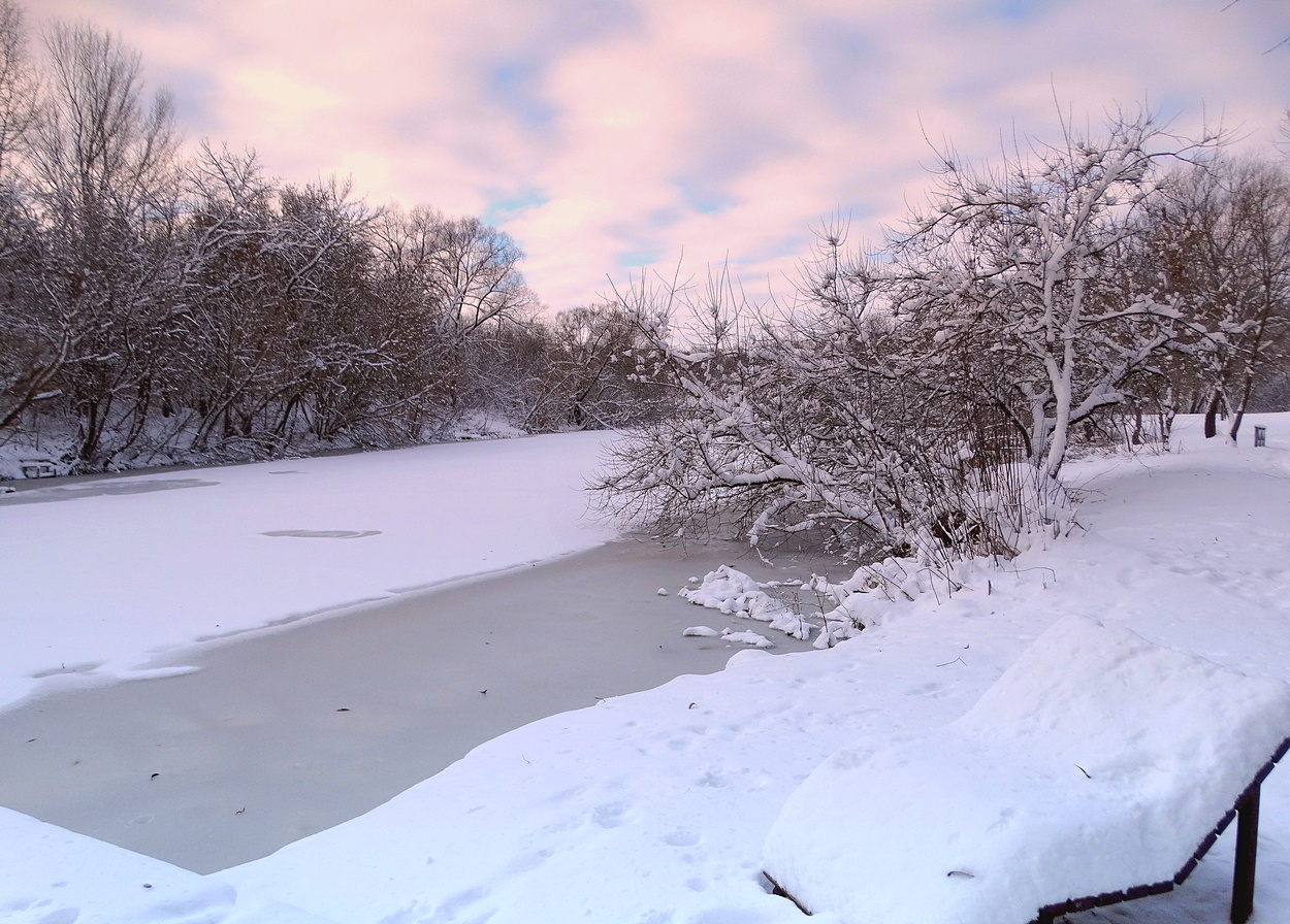 Розовое утро на реке
