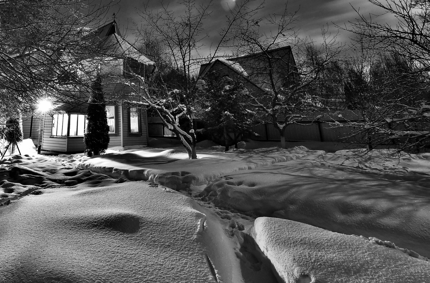 "Пускай сугробы во дворе и снег почти не тает..."