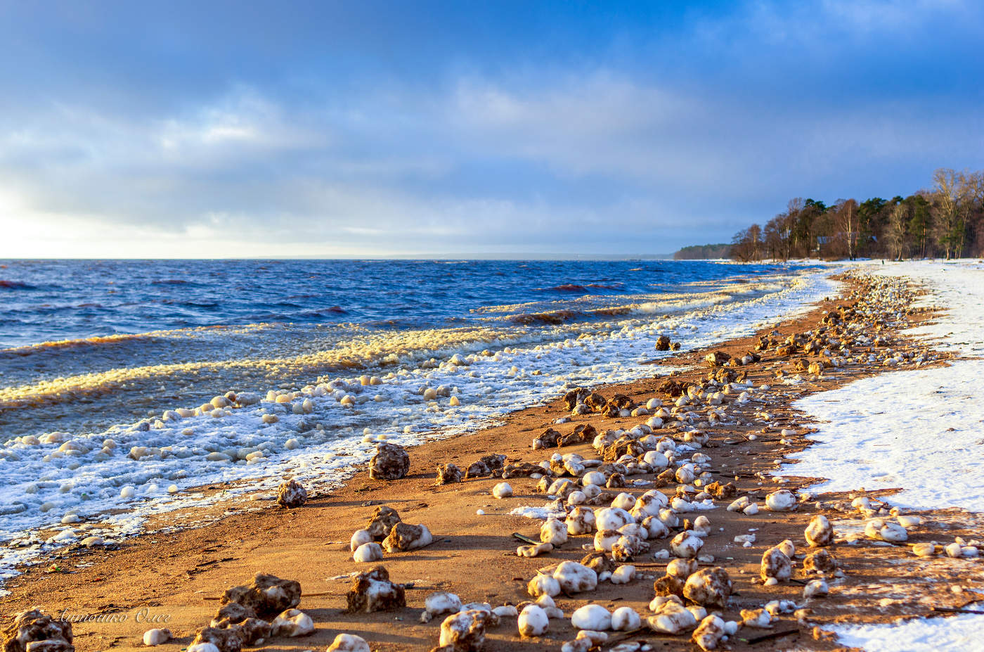Финский залив играет в снежки.