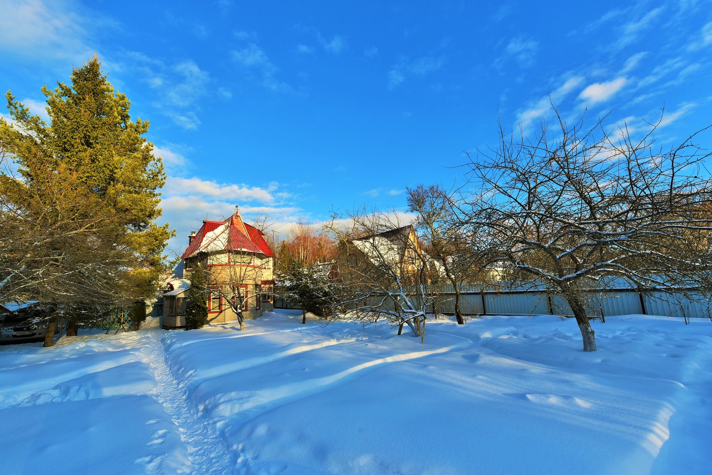 "Вечер опускается над садом, в предзакатном золоте лучей..."